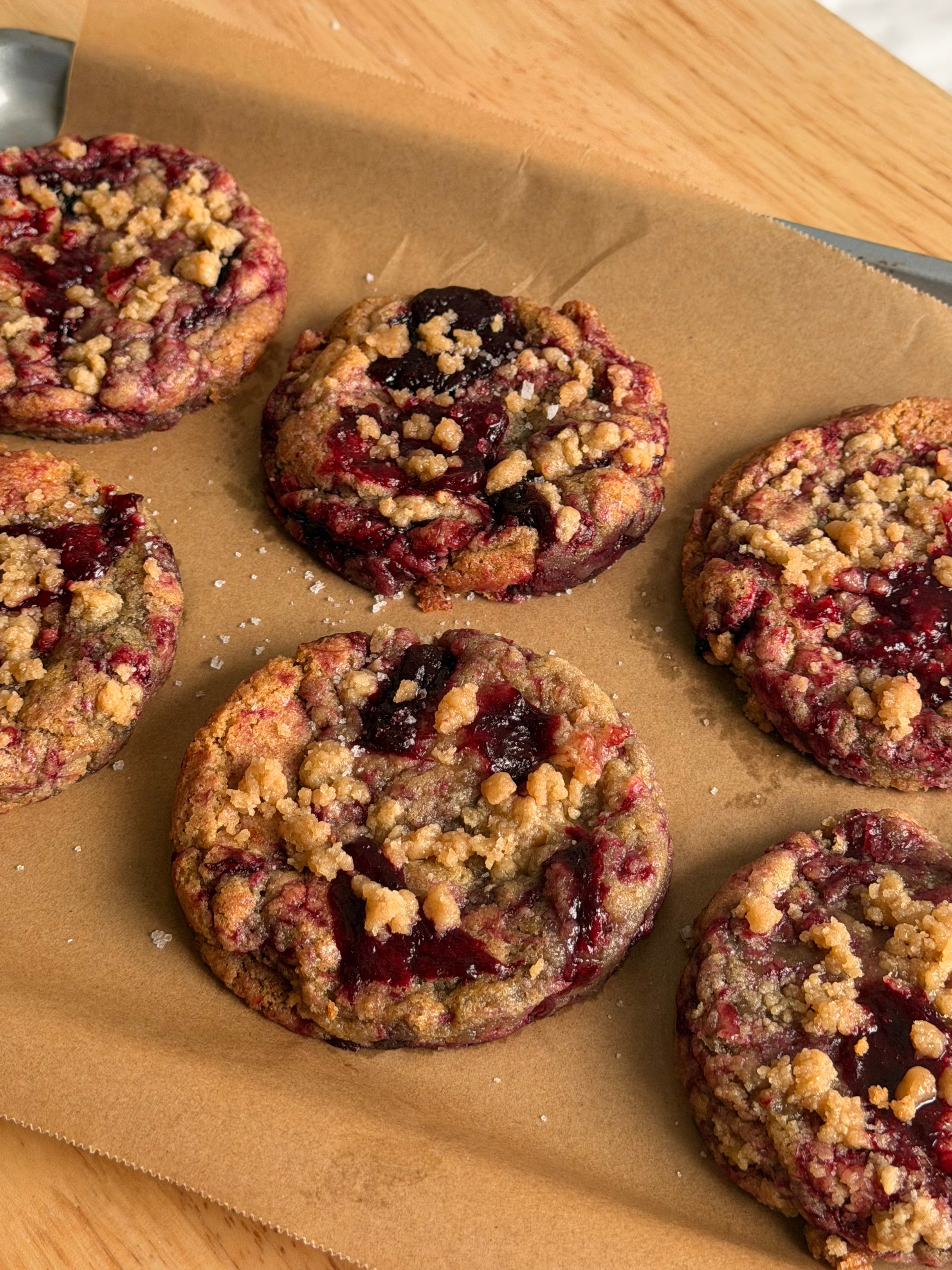 Biscuits façon croustade à la rhubarbe et aux cerises