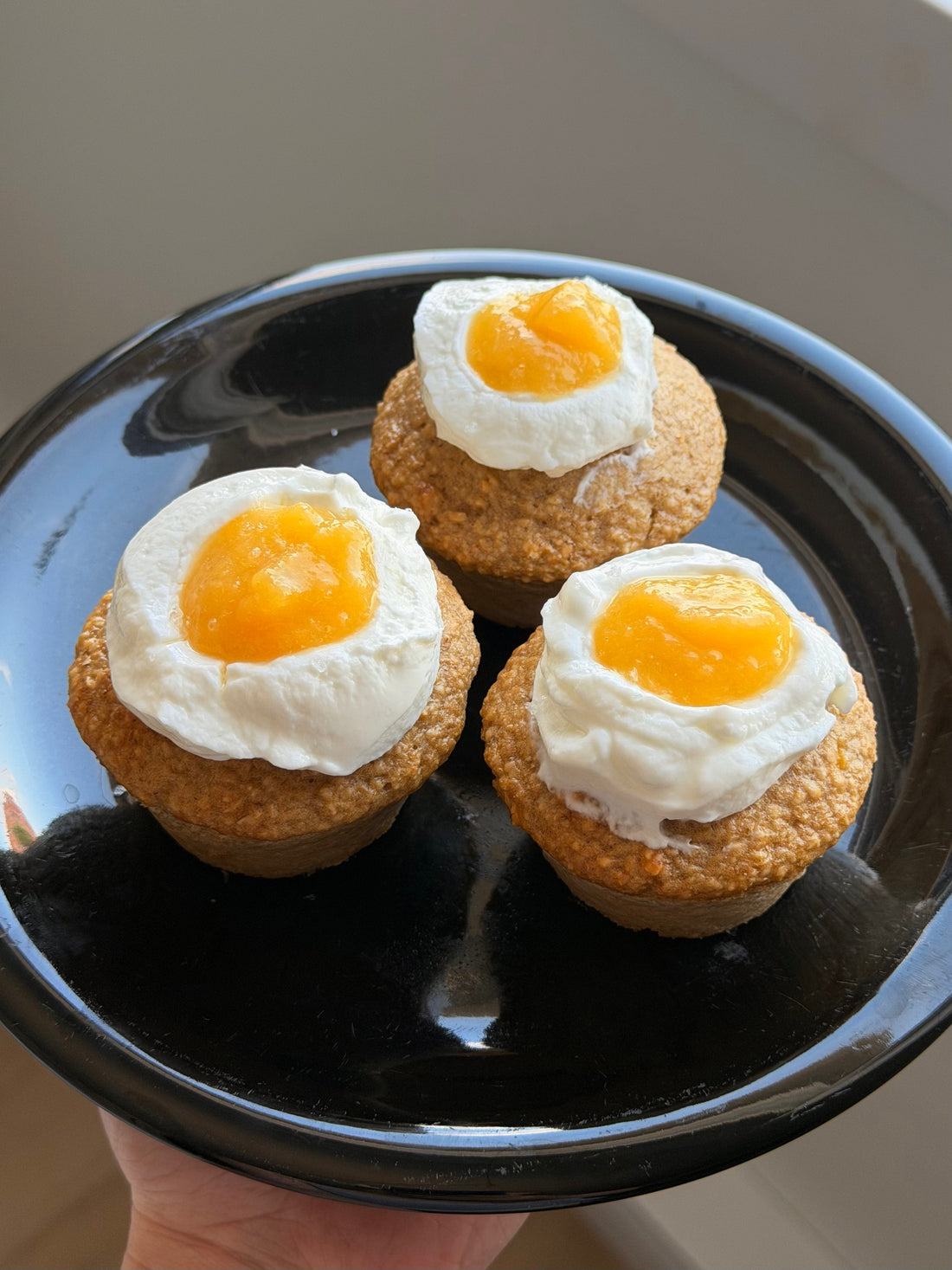 Muffins protéinés aux pêches et aux bleuets