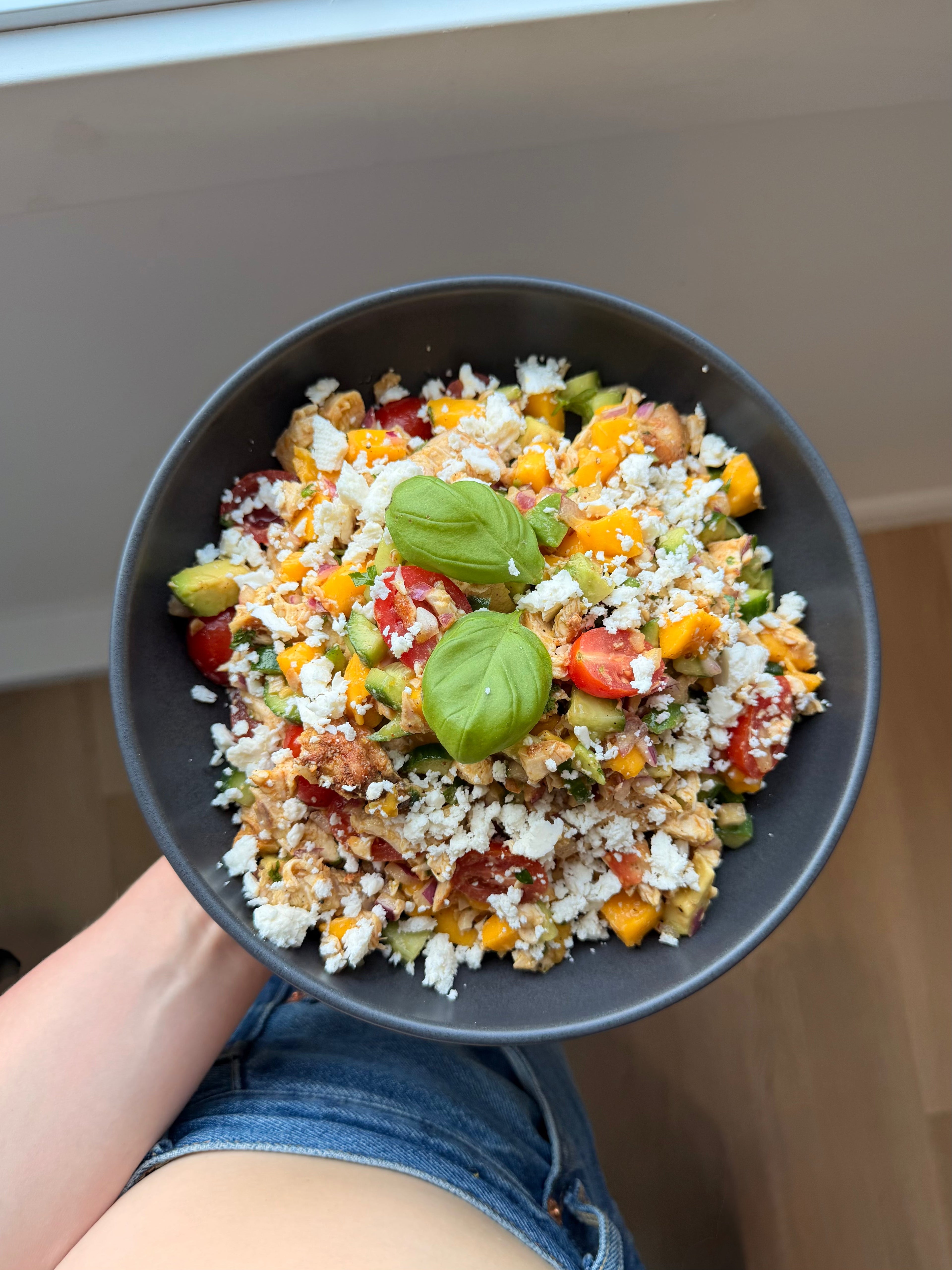 SALADE DE POULET, MANGUE ET FÊTA