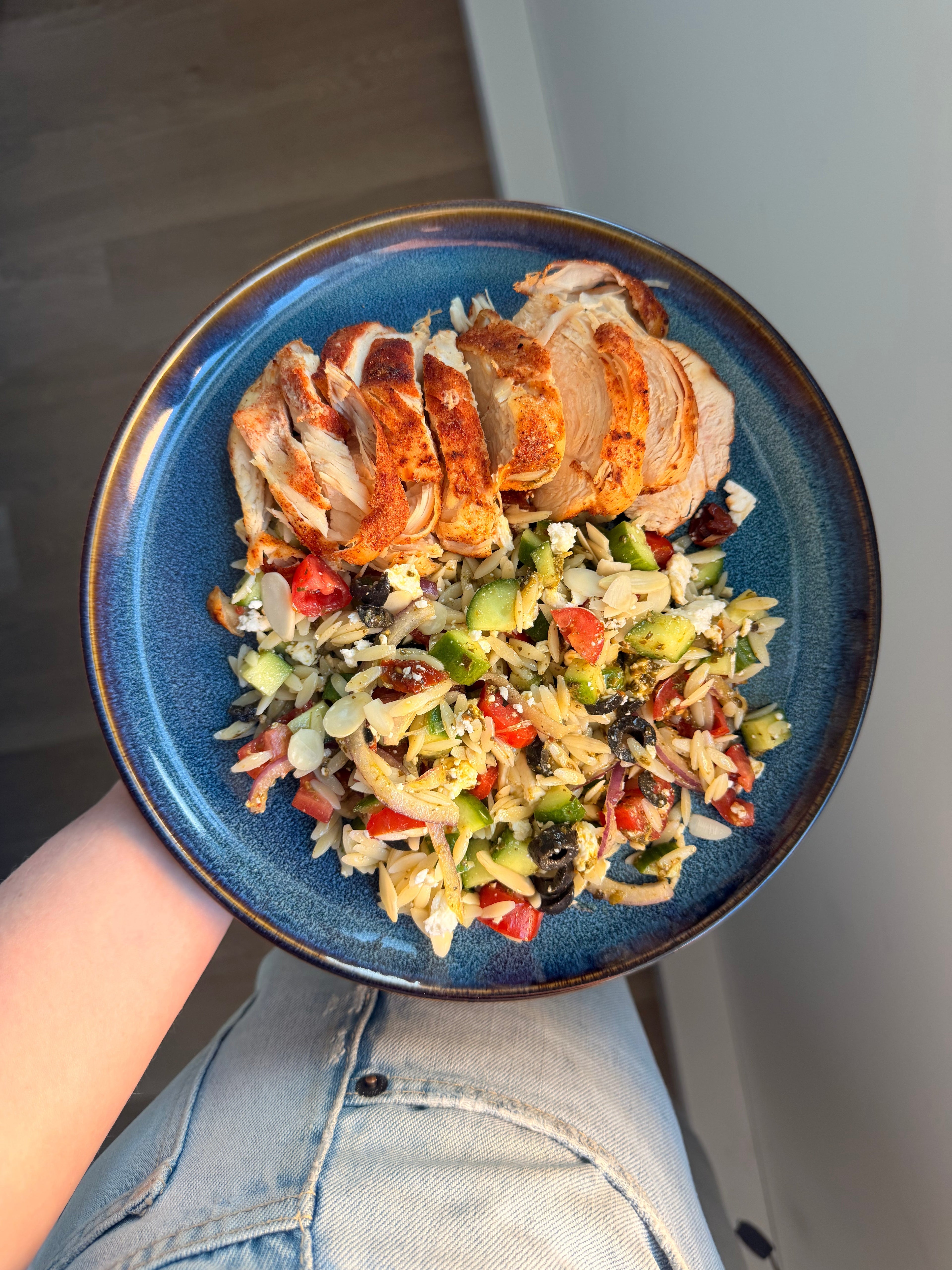 Salade d'orzo au pesto, fêta et tomates séchées