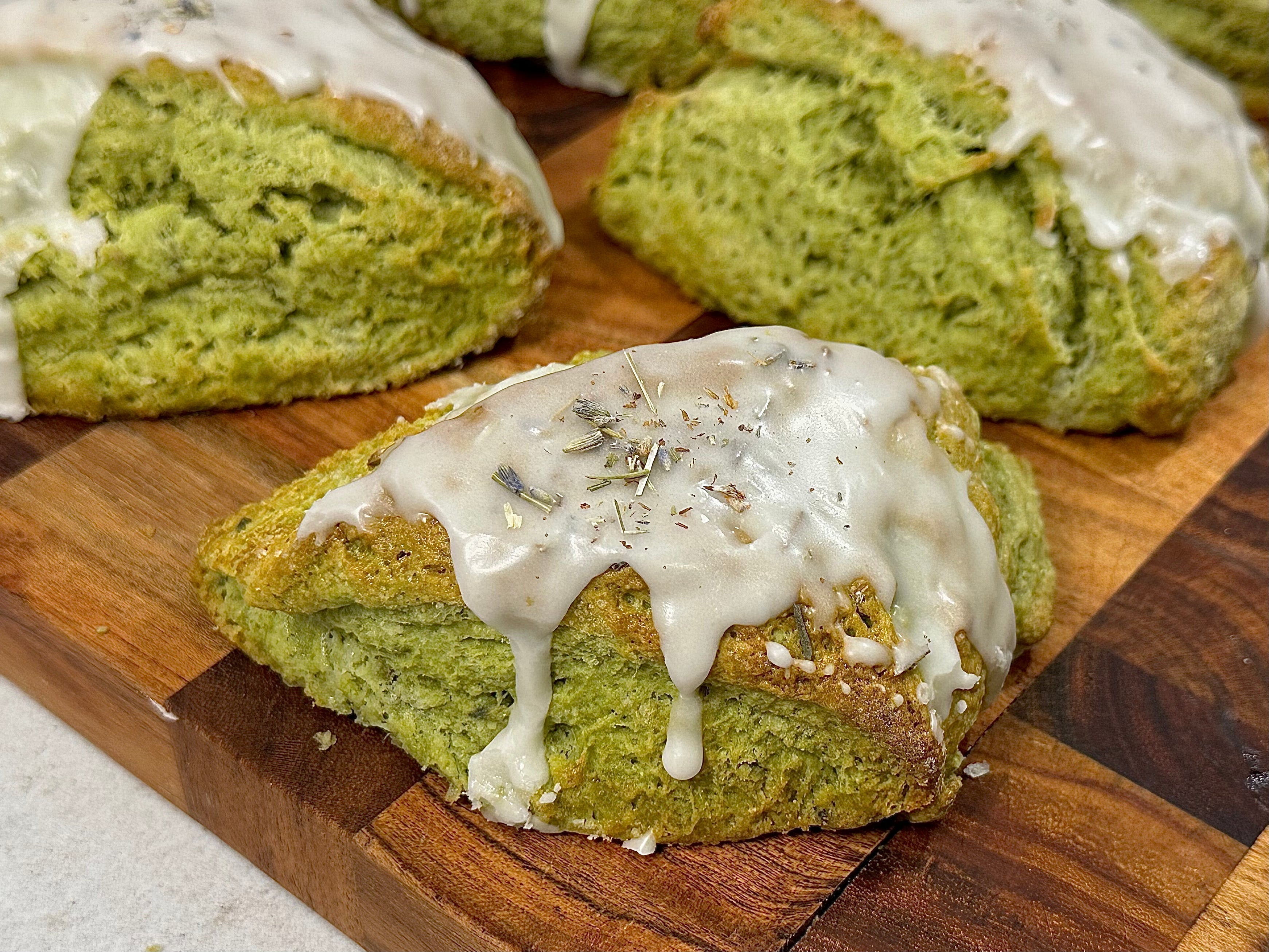 Comment bien entamer le printemps avec ces scones matcha et lavande moelleux