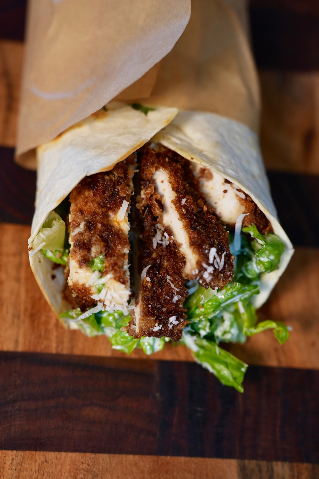 Le wrap salade césar et poulet croustillant qui crie pique-nique d’été.